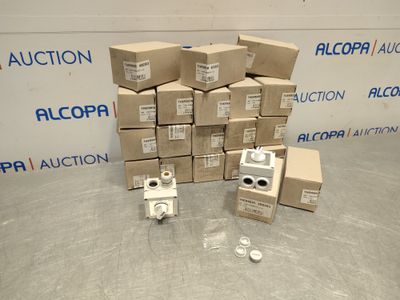 une pile de cartons et quelques vannes posées sur une table