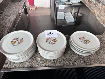 les nombreuses assiettes qui se trouvent sur le plan de travail de la cuisine