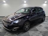 la voiture noire est garée sur un sol en damier dans le garage