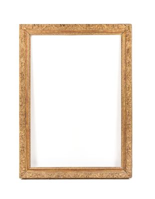 un cadre doré sur un mur blanc, avec un fond blanc