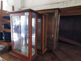 une vitrine posée sur une table en bois