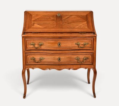 un vieux bureau en bois avec des tiroirs, surmonté d'autres tiroirs