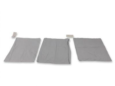 un ensemble de trois morceaux de tissu gris sur fond blanc