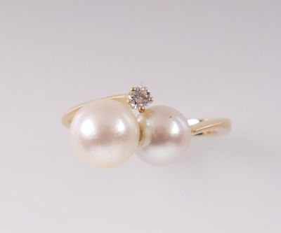 bague en perles blanches et diamants sur fond blanc