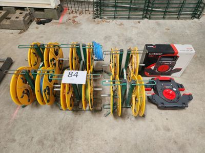 beaucoup de tuyaux et d'enrouleurs par terre