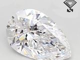 un gros plan d'un diamant en forme de poire posé sur une surface blanche