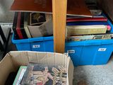 une boîte de livres posée par terre à côté d'une table