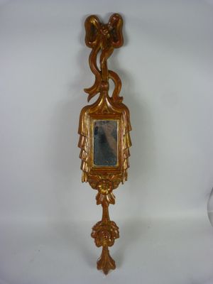 une horloge en or sur laquelle est représentée une femme