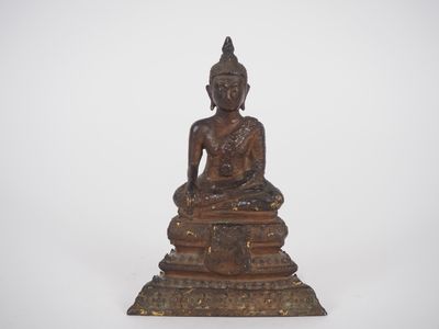 statue d'un Bouddha assis sur un socle, sur fond blanc