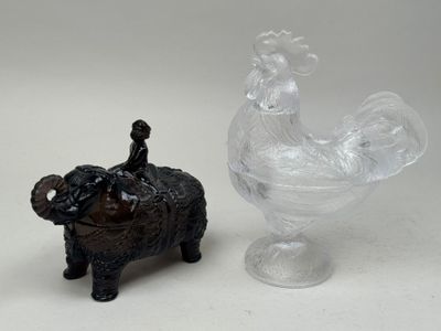 deux figurines assises l'une à côté de l'autre