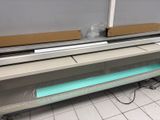 une machine posée sur le sol d'une pièce