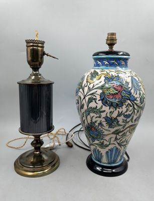 Deux vases sont posés l'un à côté de l'autre sur une table