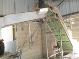 une image montrant la construction d'un bâtiment à l'aide d'une grue