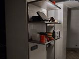 une pièce dans laquelle se trouve une étagère sur laquelle sont posés de nombreux objets