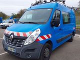 une camionnette bleue garée dans un parking