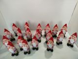 plein de gnomes assis sur une étagère