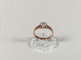 Gros plan sur une bague surmontée d'un diamant