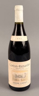 une bouteille de vin posée sur une table