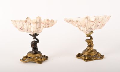 paire de bougeoirs anciens en laiton ornés de fleurs en verre blanc