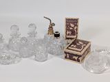 de nombreux objets en verre posés sur une surface blanche