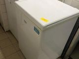 une machine à laver blanche et un sèche-linge dans une salle de bains
