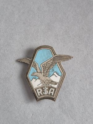 une photo d'un insigne représentant un oiseau, posé sur une table