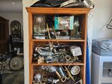 une grande armoire en bois sur laquelle sont posés de nombreux objets