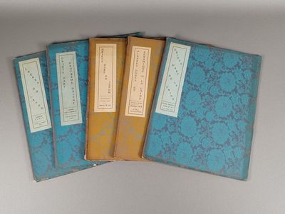 trois livres sont empilés sur une table