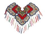 une image représentant un foulard brodé aux couleurs vives, orné de pompons, sur fond blanc