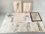 de nombreux dessins posés sur une table, avec la photo d'une femme