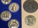 Plusieurs pièces de monnaie sont posées dans une boîte bleue sur une table