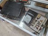 une valise noire posée sur une table en verre