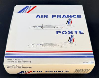 une boîte d'Air France Poste posée sur une table