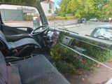 une voiture garée sur le côté de la route