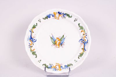 une assiette blanche ornée d'un motif bleu et jaune