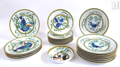 de nombreuses assiettes ornées d'oiseaux, posées sur une table