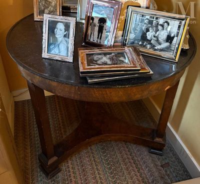une table sur laquelle sont posées plusieurs photos