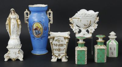 Ensemble de pièces en porcelaine de Paris comprenant