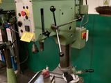 une machine posée sur une table dans une pièce