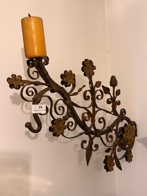 une bougie accrochée au mur