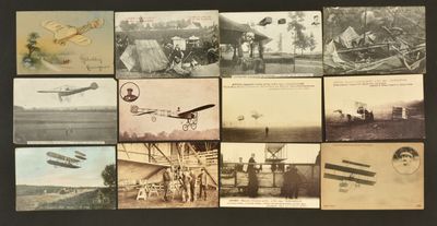Plusieurs vieilles photos représentant des personnes et des avions sont exposées sur un fond noir