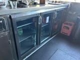 un plan de travail en inox muni de deux portes vitrées