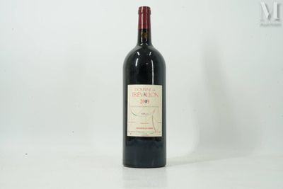 la bouteille de vin rouge est posée sur une surface blanche