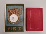 deux livres sont posés l'un à côté de l'autre sur une table
