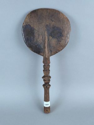 une vieille cuillère en bois avec un manche en bois sur fond blanc