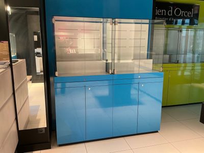 une vitrine en verre au milieu d'un magasin