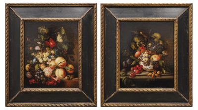 deux tableaux encadrés représentant des fruits et des fleurs posés sur une table