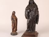 deux statues représentant une femme et un homme debout l'un à côté de l'autre