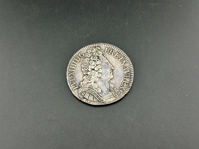 une pièce d'argent représentant une femme