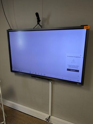 un téléviseur à écran plat fixé au mur d'une pièce